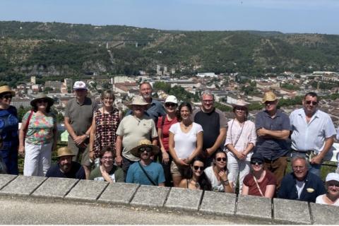 La délégation bourguignonne et ses hôtes lotois avec la ville de cahors en arrière-plan